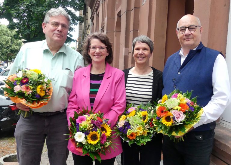 Foto des Vorstands des Gesundheitstreffpunkts Mannheim e.V., gewählt am 3. Juli 2024 mit Raymond Fojkar, Birgit Sandner-Schmitt, Birgit Dold und Manfred Hetzel.